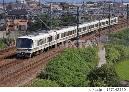京阪神の景色の中 JR京都線を駆け抜ける223系電車_2010/8/26撮影 127142350