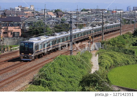 京阪神の景色の中 JR京都線を駆け抜ける321系電車_2010/8/26撮影 127142351