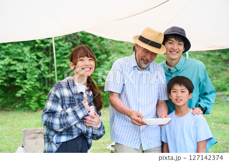 3世代　キャンプ　アウトドア　バーベキュー　BBQ　家族　親子 127142374