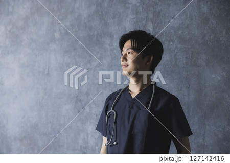 スクラブの男性　医師　看護師 127142416