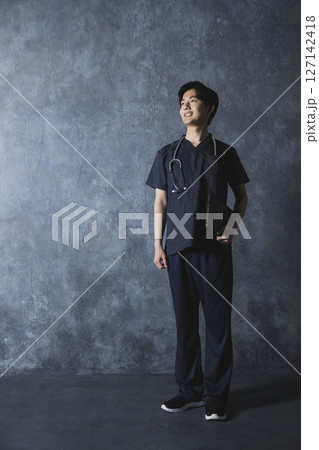 スクラブの男性　医師　看護師 127142418