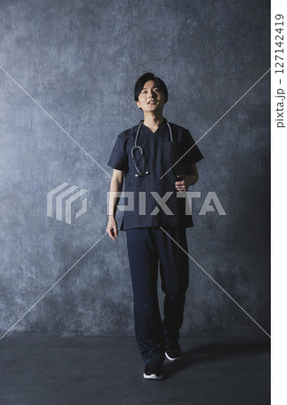 スクラブの男性 医師 看護師 スクラブの男性 医師 看護師 127142419