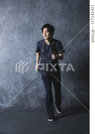 スクラブの男性　医師　看護師 127142421