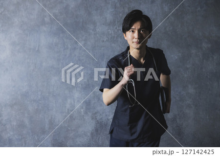 スクラブの男性 医師 看護師 スクラブの男性 医師 看護師 127142425