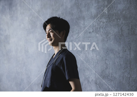 スクラブの男性 医師 看護師 スクラブの男性 医師 看護師 127142430