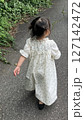 散歩中の女の子 127142472