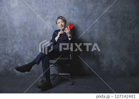 スマホを持つシニアビジネスマン スマホを持つシニアビジネスマン 127142481