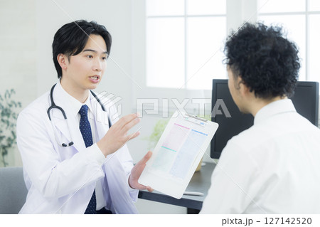 患者を診察する医師  127142520