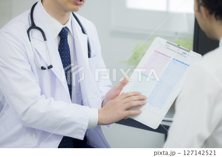 患者を診察する医師 患者を診察する医師 127142521
