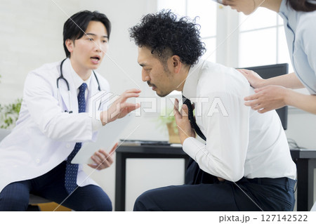 患者を診察する医師 患者を診察する医師 127142522