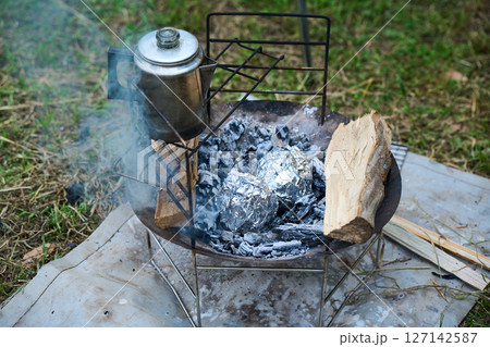 ホイル焼き ホイル包 キャンプ アウトドア バーベキュー BBQ 家族 親子 ホイル焼き ホイル包 キャンプ アウトドア バーベキュー BBQ 家族 親子 127142587