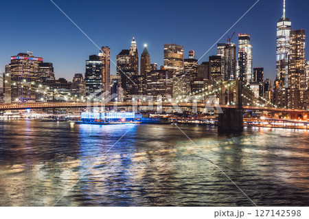 ブルックリンブリッジとロウアーマンハッタンの夜景 ブルックリンブリッジとロウアーマンハッタンの夜景 127142598