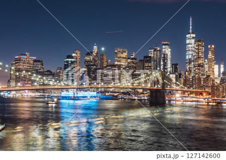 ブルックリンブリッジとロウアーマンハッタンの夜景 127142600
