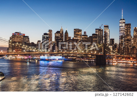 ブルックリンブリッジとロウアーマンハッタンの夜景 127142602