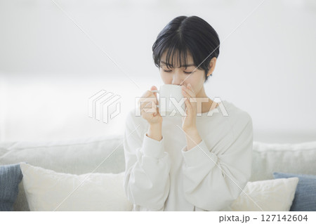 コーヒーを飲む女性 コーヒーを飲む女性 127142604