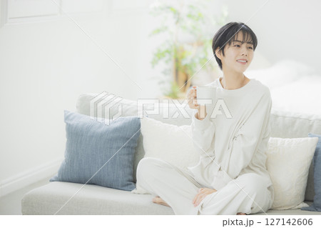 コーヒーを飲む女性 127142606