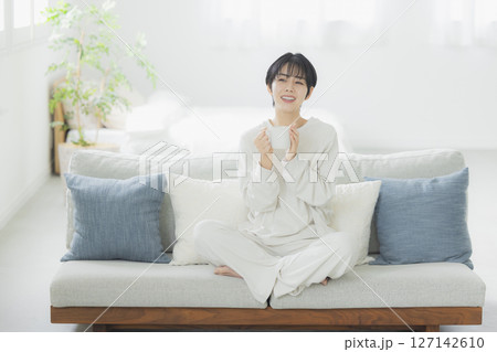 コーヒーを飲む女性 コーヒーを飲む女性 127142610
