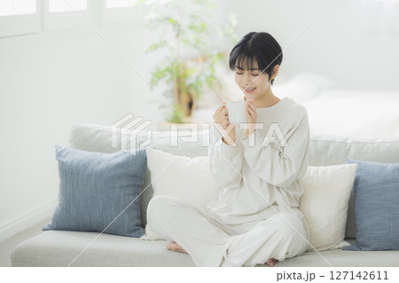 コーヒーを飲む女性 127142611