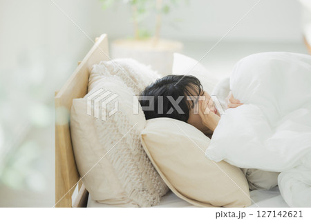 ベッドの女性 127142621