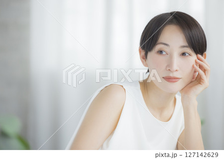 スキンケアをするミドル女性　　　 127142629