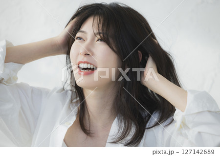 白いシャツを着た女性 白いシャツを着た女性 127142689