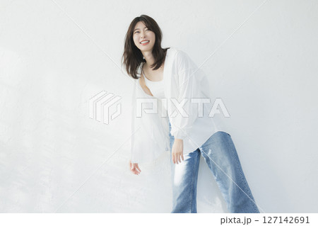 白いシャツを着た女性 127142691