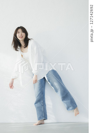 白いシャツを着た女性 127142692
