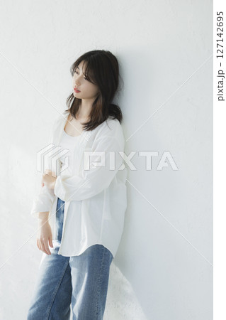 白いシャツを着た女性 127142695