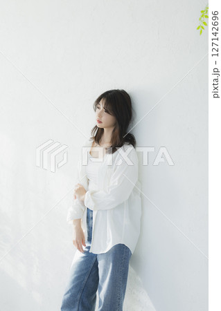 白いシャツを着た女性 127142696