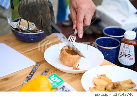 焼きリンゴ　りんごホイル焼き　ホイル包　キャンプ　アウトドア　バーベキュー　BBQ　家族　親子 127142740