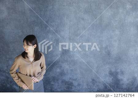 ノートパソコンを持って立っている女性 ノートパソコンを持って立っている女性 127142764