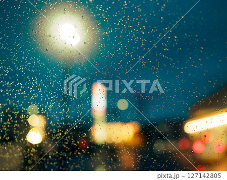 雨の日の夜の自動車のガラス窓 ドライブ 雨の日の夜の自動車のガラス窓 ドライブ 127142805