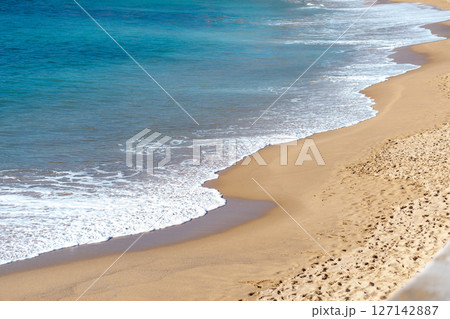 Soft beautiful ocean wave gently rolling onto 127142887