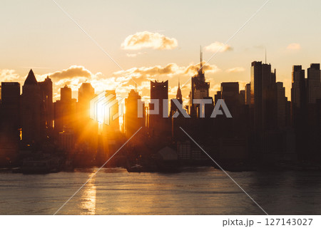 朝日が差し込むニューヨーク・マンハッタンのビル群 127143027