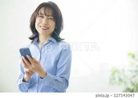 リビングでスマホを使う女性 リビングでスマホを使う女性 127143047