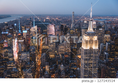 空から見る薄暮のニューヨーク・マンハッタンの街並み 空から見る薄暮のニューヨーク・マンハッタンの街並み 127143514
