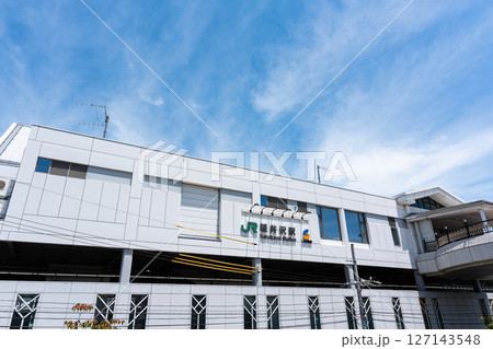 軽井沢駅の南口から駅舎を見上げる　長野県北佐久郡軽井沢町軽井沢 127143548