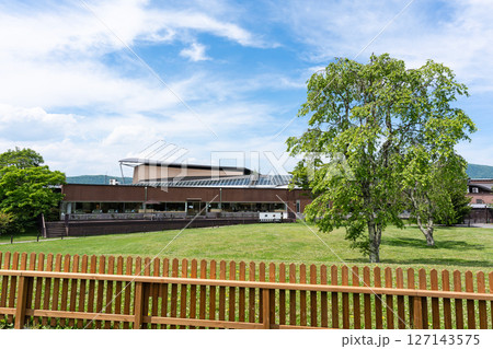 軽井沢キッズパークからワーケーションコアを眺める　軽井沢アウトレット　長野県北佐久郡軽井沢町軽井沢 127143575