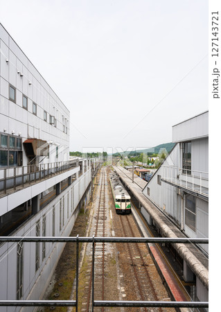 軽井沢駅構内から屋外を撮影　線路と電車　長野県北佐久郡軽井沢町軽井沢 127143721