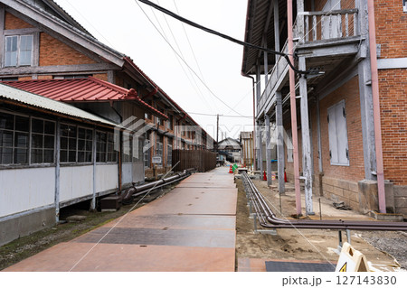 富岡製糸場　建物の間の路地　群馬県富岡市富岡 127143830