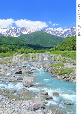 白馬大橋から望む初夏の北アルプス 127143949