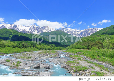 白馬大橋から望む初夏の北アルプス 127143955