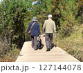 公園を歩くシニア夫婦 127144078