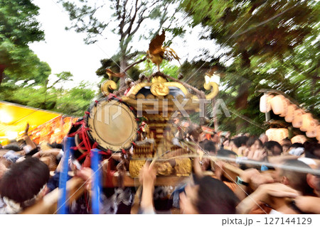 祭りで最高の盛り上がりを見せる神輿渡御 127144129