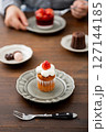 かわいいケーキのあるテーブルフォト 127144185