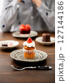 かわいいケーキのあるテーブルフォト 127144186