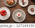 かわいいケーキのあるテーブルフォト 127144190