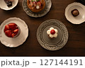 かわいいケーキのあるテーブルフォト 127144191