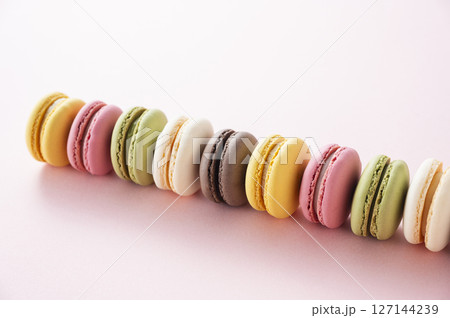 カラフルなマカロン 127144239