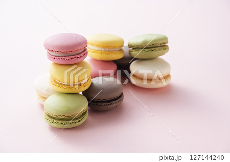 カラフルなマカロン 127144240